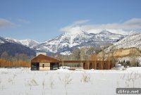 Jackson Dogtrot House: Modern-Rustic Design with Scenic Views