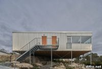 Villa Ellsinger: Modern Aluminum Residence on 17 Columns