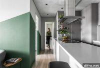 Brooklin Apartment: Burnt Cement Ceiling and Mirrored Cabinets