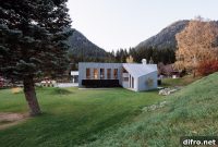 L House: Contemporary Architecture on Protected Green Lot