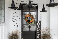 14 Subtle Yet Festive Halloween Front Porch Ideas