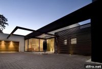 Renovated Mosi House Showcases Striking Modern Architecture