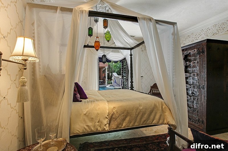 Cut down on heavy, bright hues to give the Moroccan bedroom a stronger Mediterranean theme
