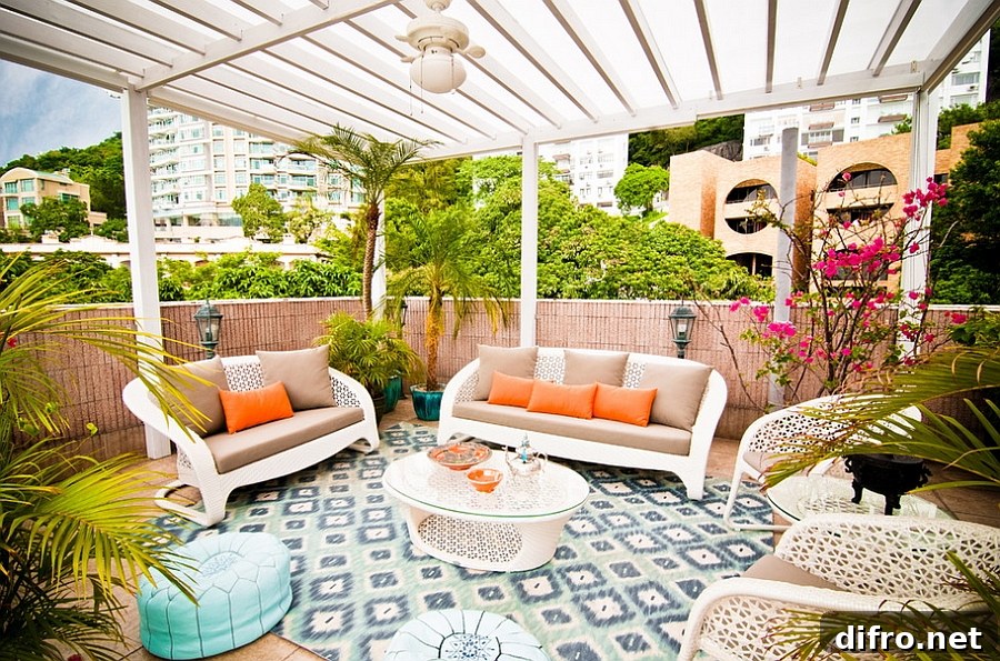 Fabulous tropical patio with a touch or Moroccan elegance and color!