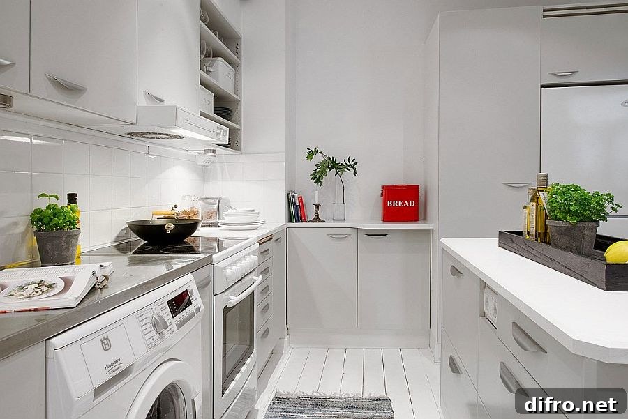 Plants bring both color and freshness to the Scandinavian apartment