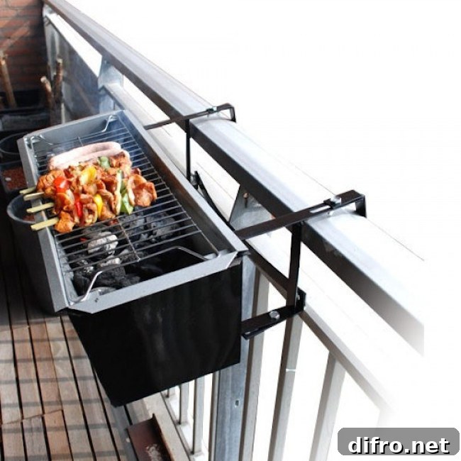 Amazing small grill to hang from your balcony