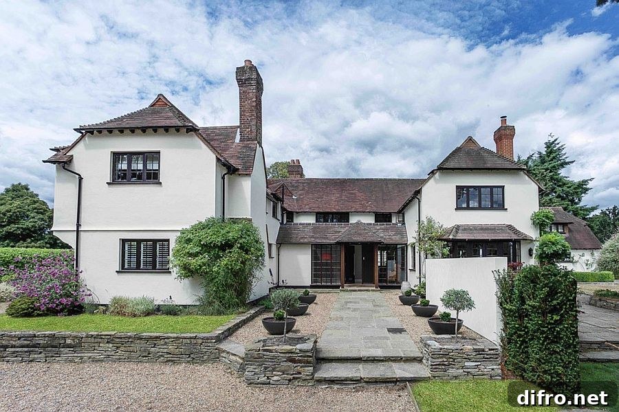 Renovated 1930s Private Residence in Surrey set in 1 acre garden landscape