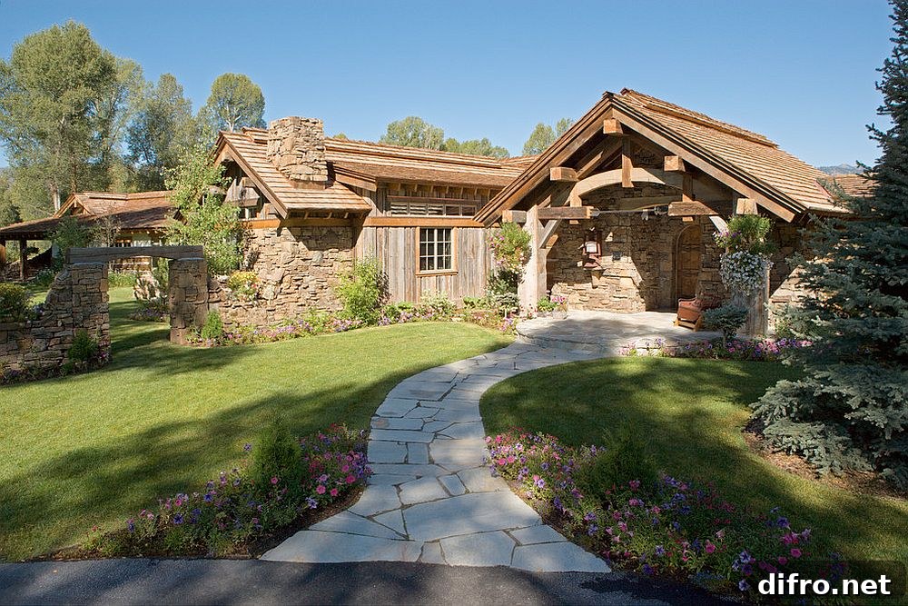 Stone pathway leading to the entrance of the Jackson holiday home