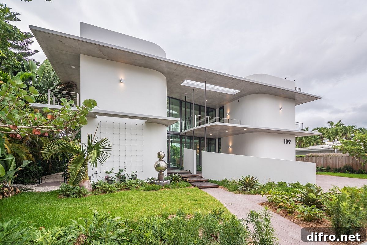 Twin round cornered blocks shape the cool home of Miami