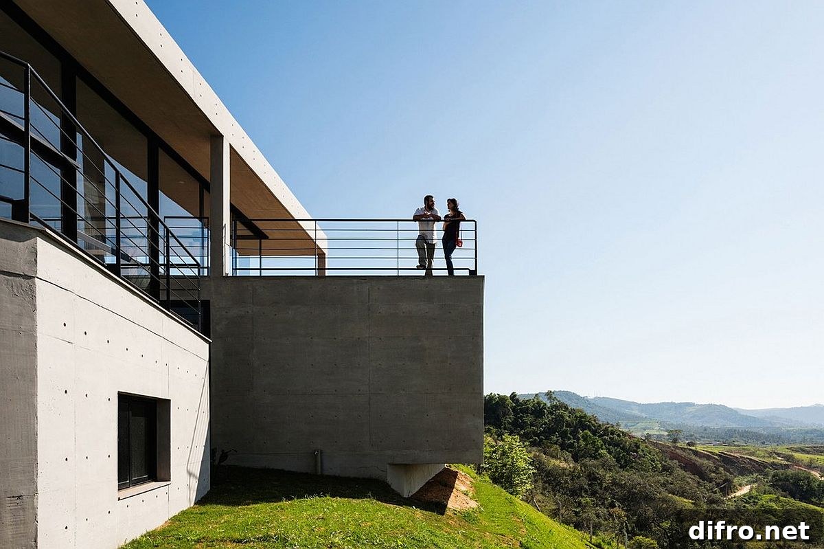Reinforced concrete cast on site shapes the dashing Brazilian home
