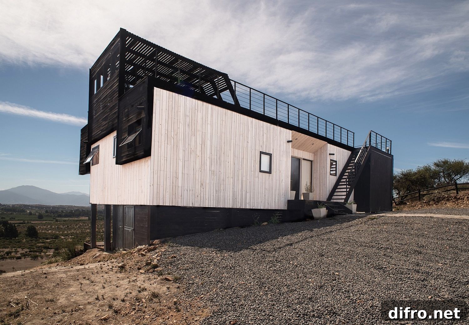 Contrast of dark and light timber on the exterior