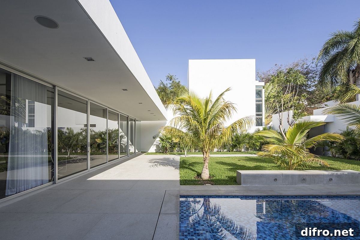 Large overhang protecting the open living room from direct sunlight