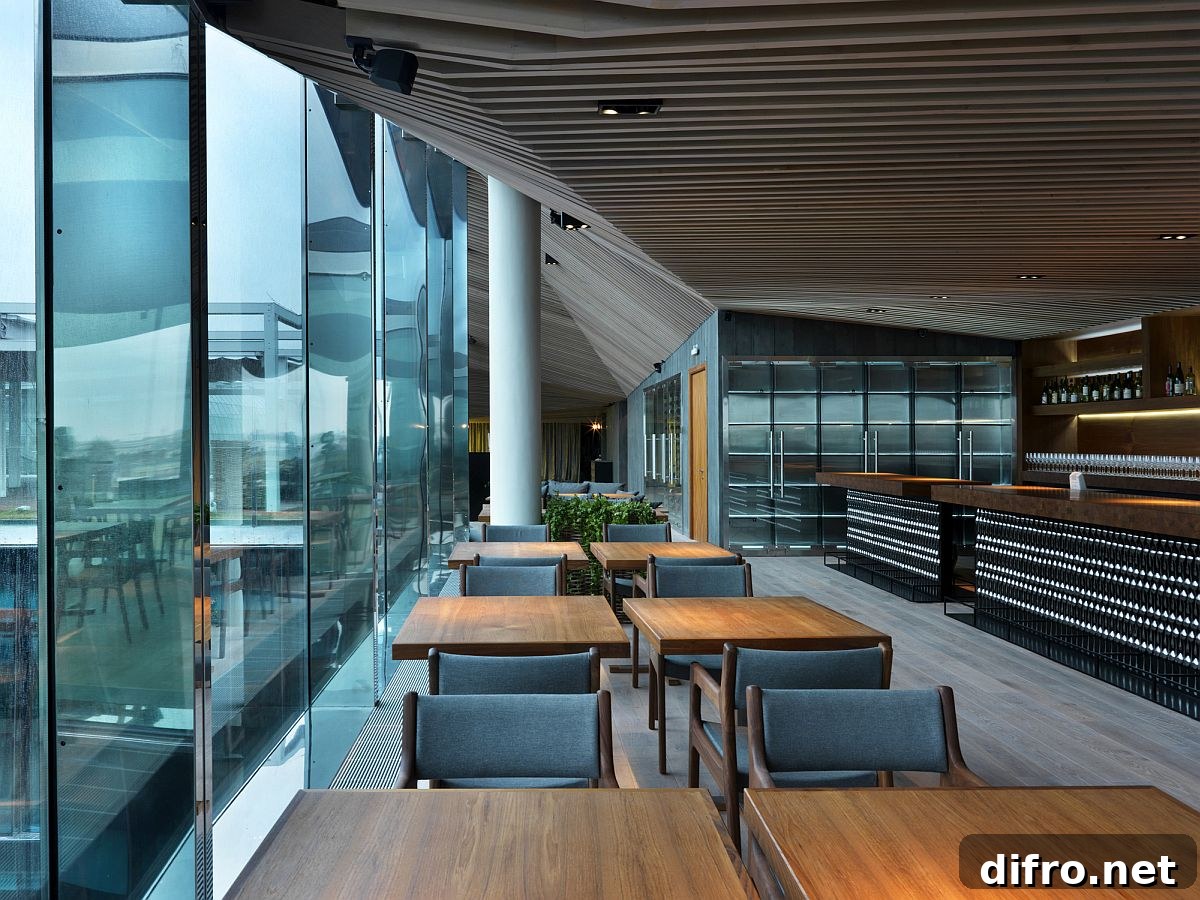 Alternating glass surfaces on the restaurant exterior