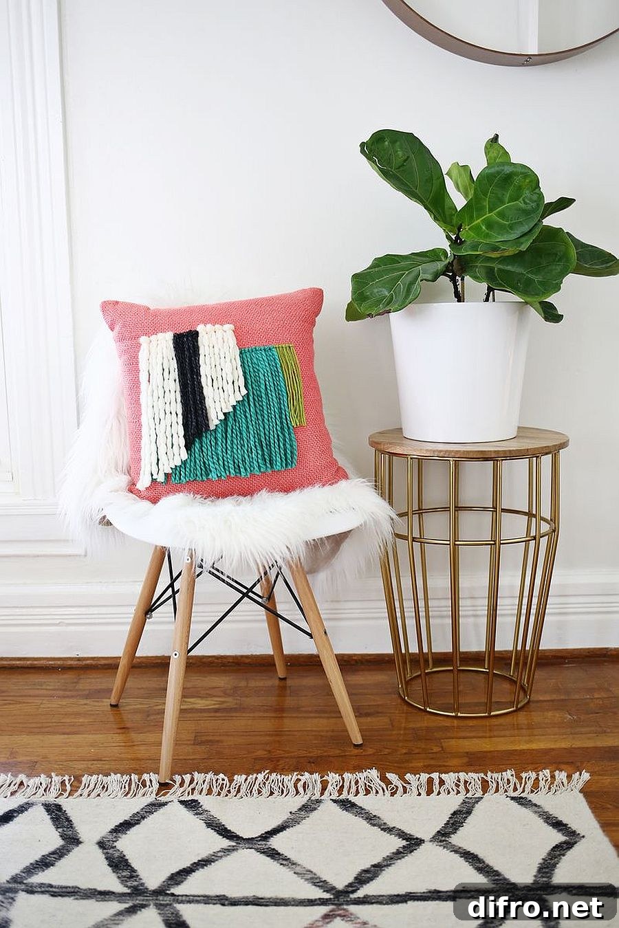Yarn fringe pillow DIY