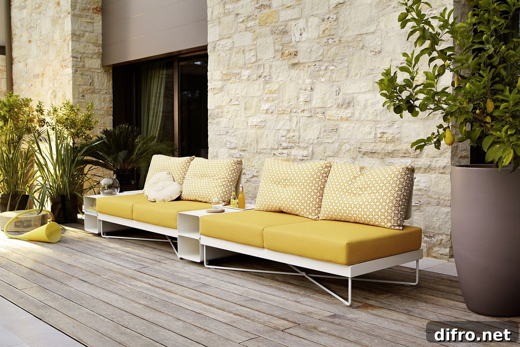 Colorful and cheerful yellow outdoor decor idea