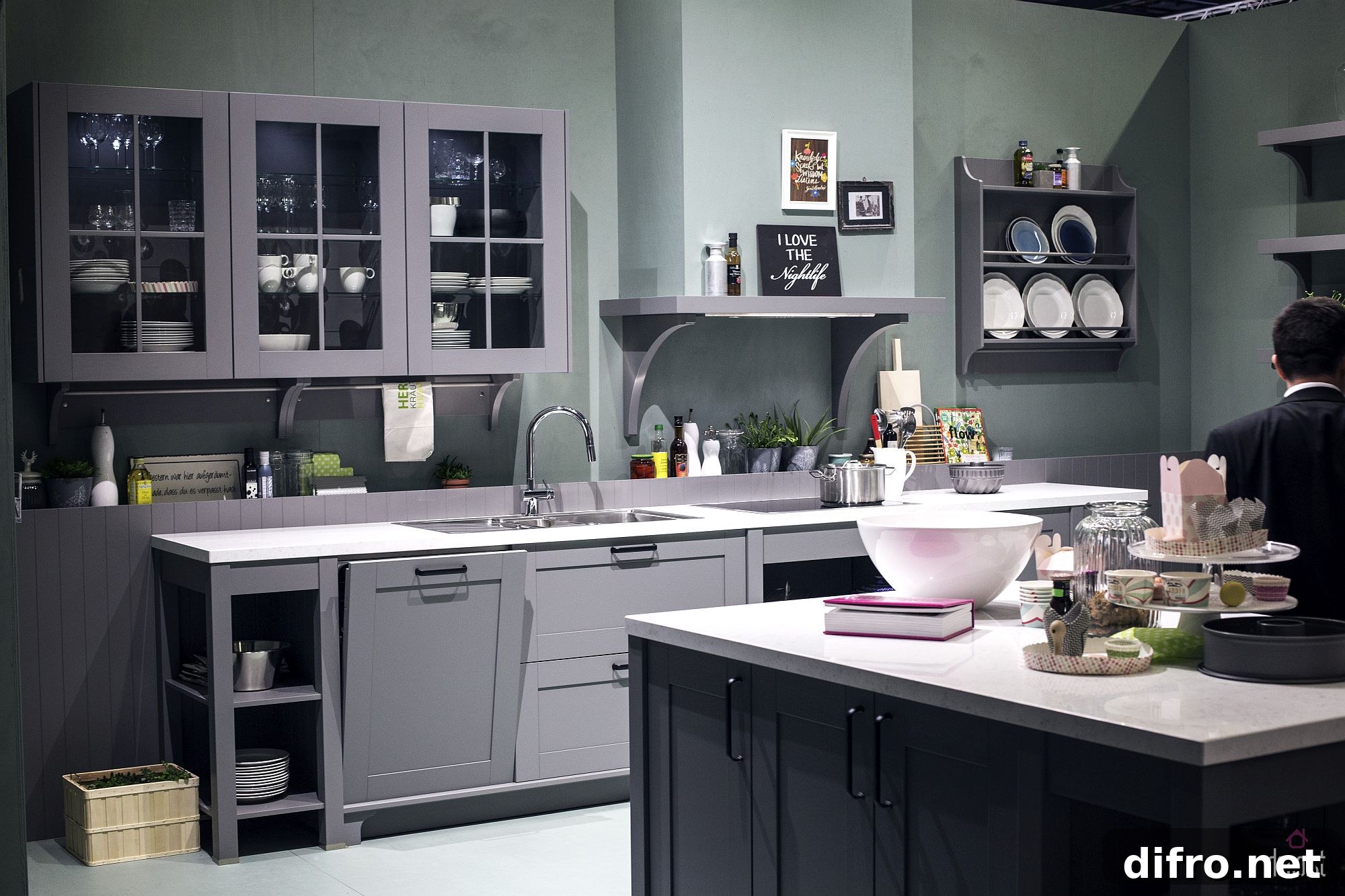 Combining light and dark shades of gray in the kitchen