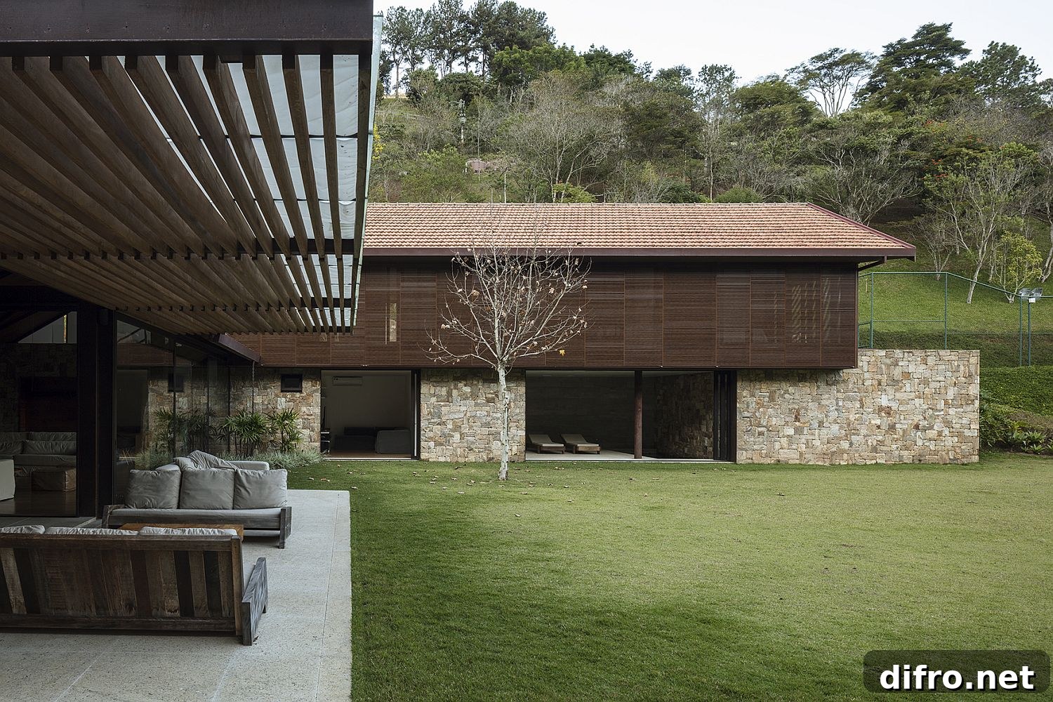 Twin level modern home with indoor-outdoor interplay