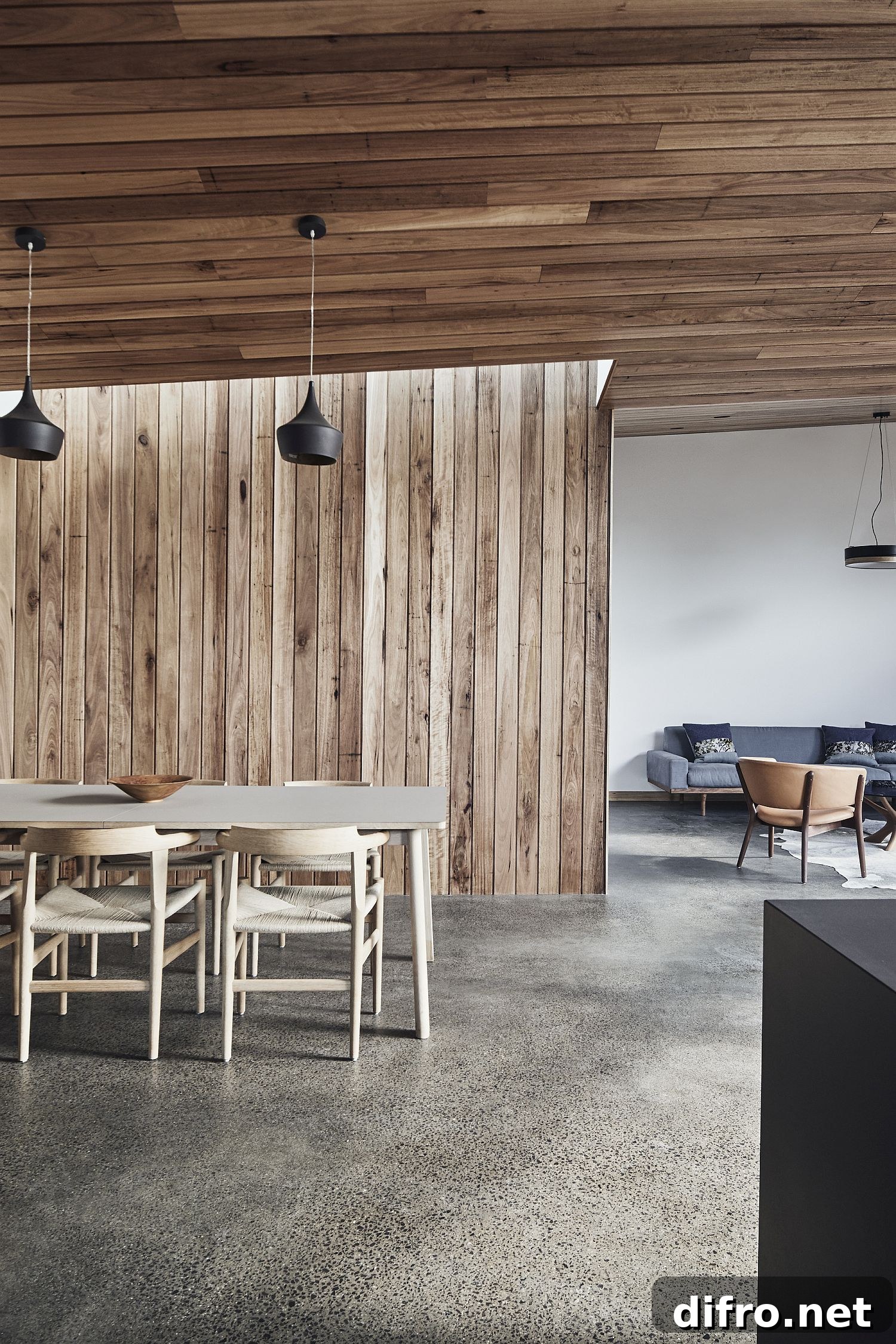 Floor and ceiling with contrasting finishes