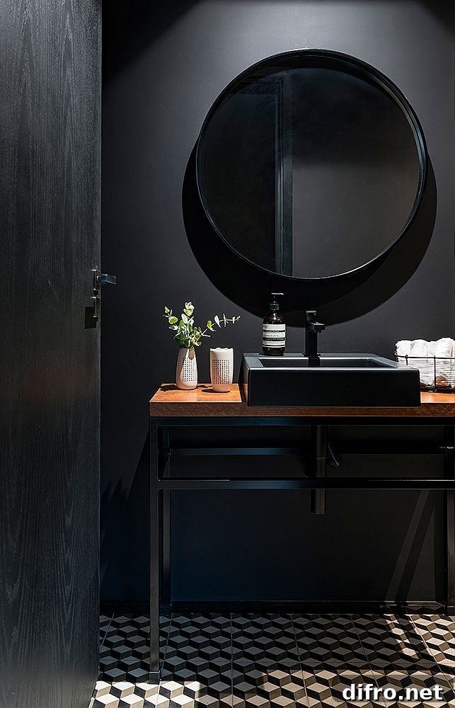 Dark and dashing powder room in black is a showstopper