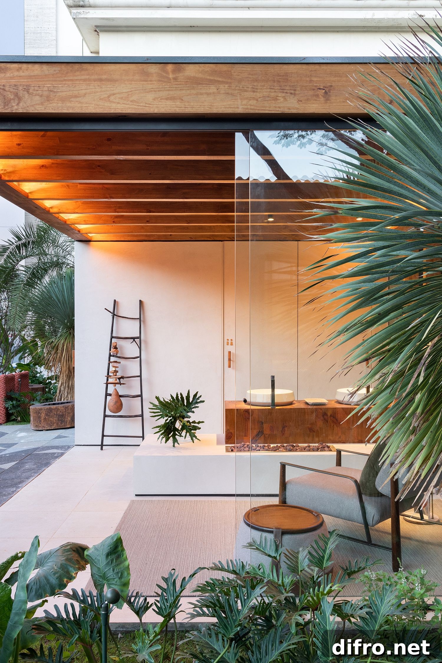Casual modern style of the terrace with ample greenery and Japanese simplicity