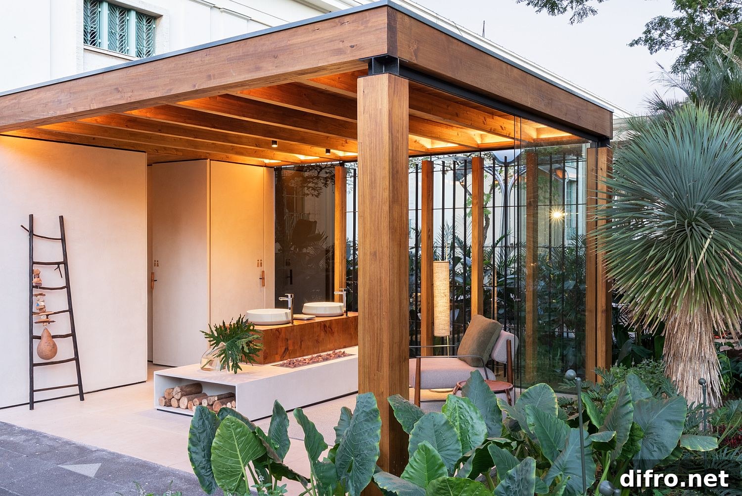 Open 20-square-meter terrace with a structure built using Brazilian pinus