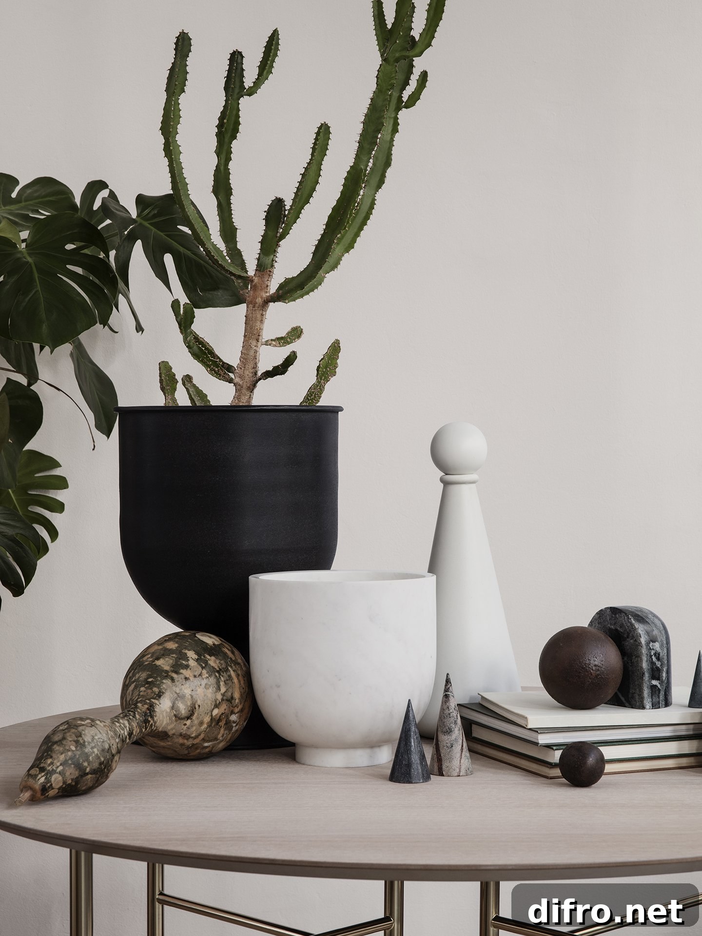 Black hourglass pot