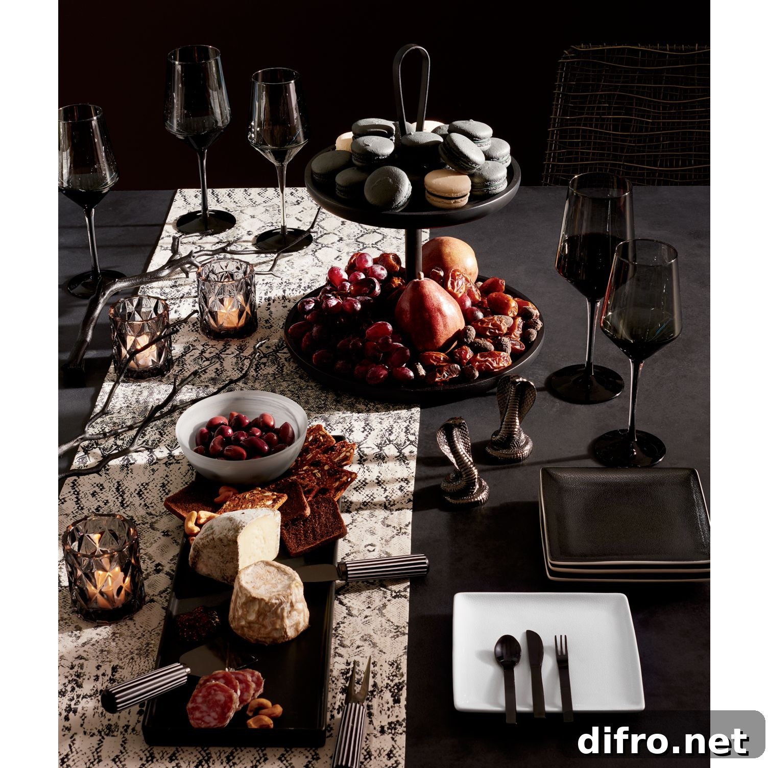 Dark serveware
