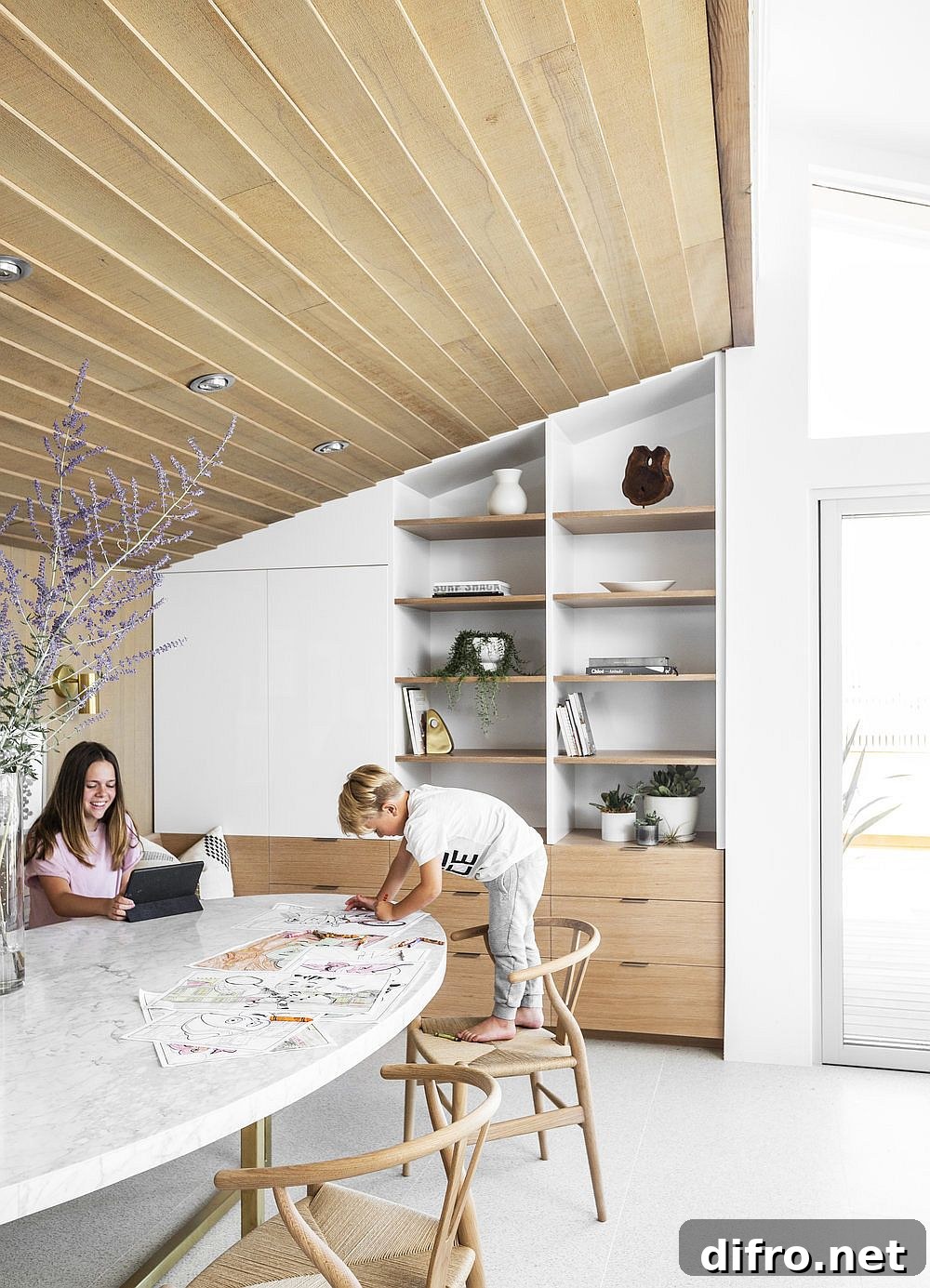 Dining room in white and wood