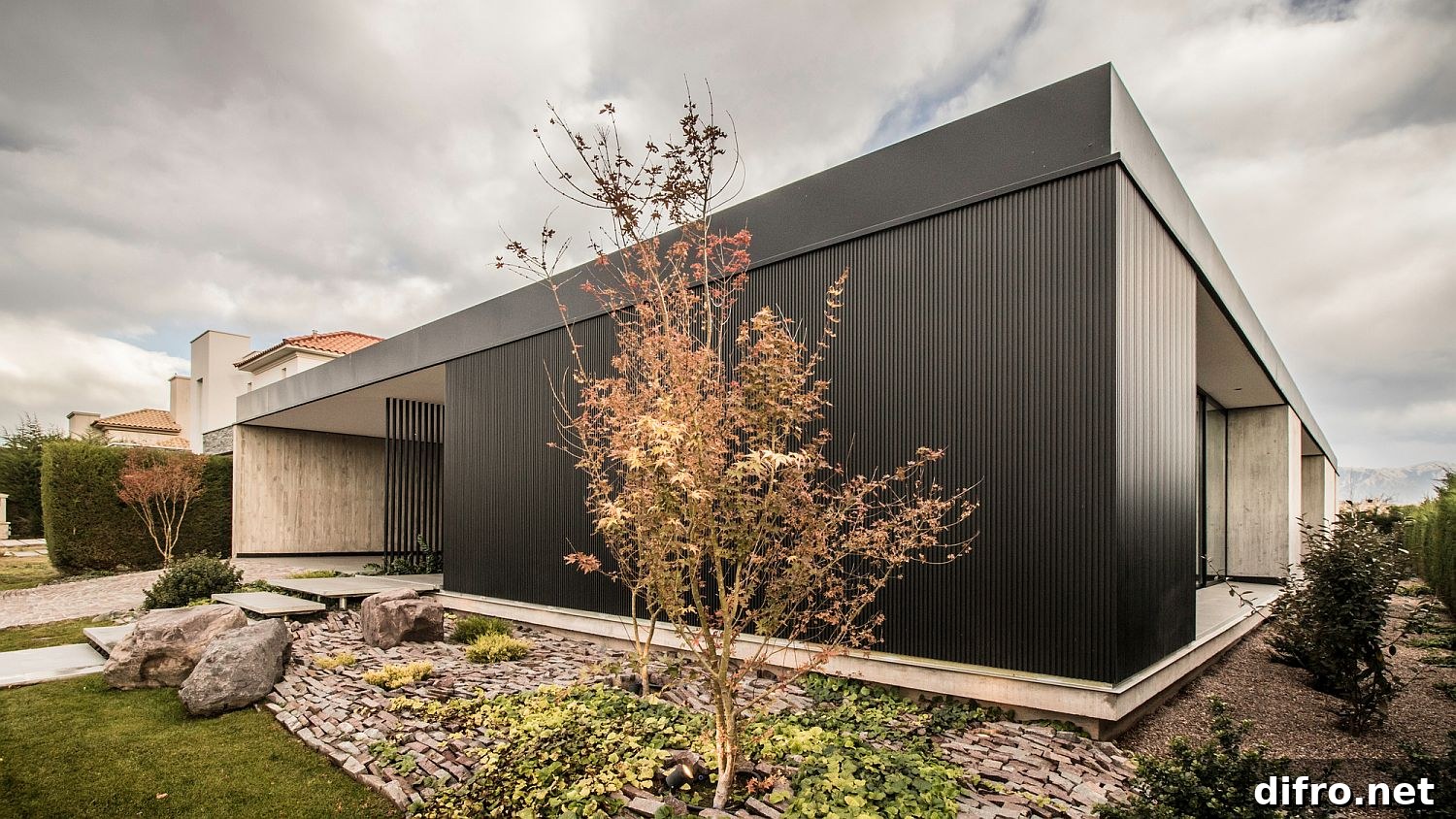 LL House in Mendoza, Argentina with dark, modern exterior