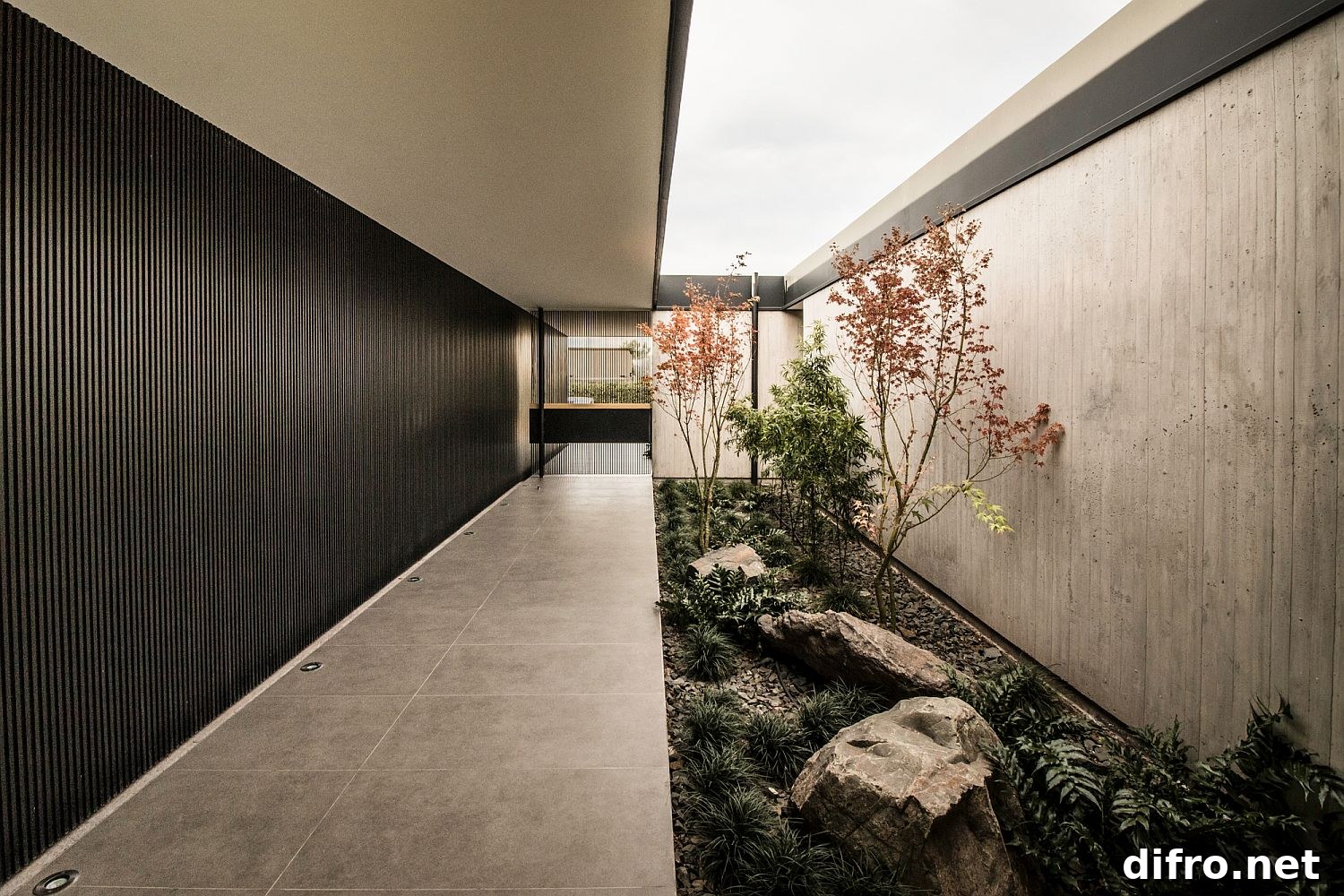 Combining the interior and the exterior of the house using green elements
