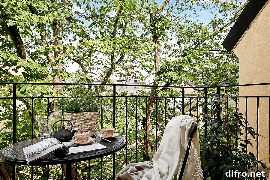 Small breakfast and reading zone on a compact balcony