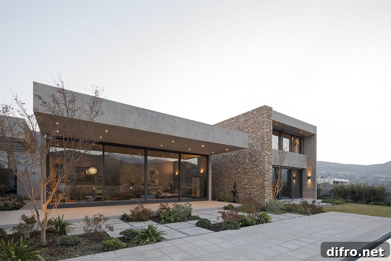 Rear facade of Cerro la Cruz House in glass and concrete