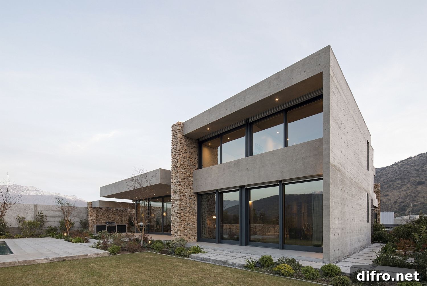 Stone, concrete and glass modern home Cerro la Cruz House
