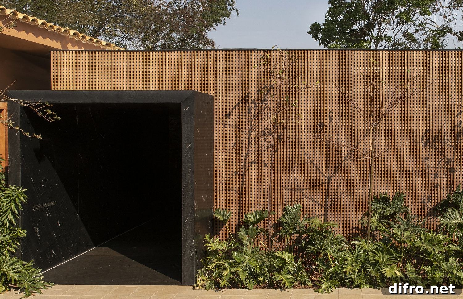 Sheltered stone entrance of Meia Casa