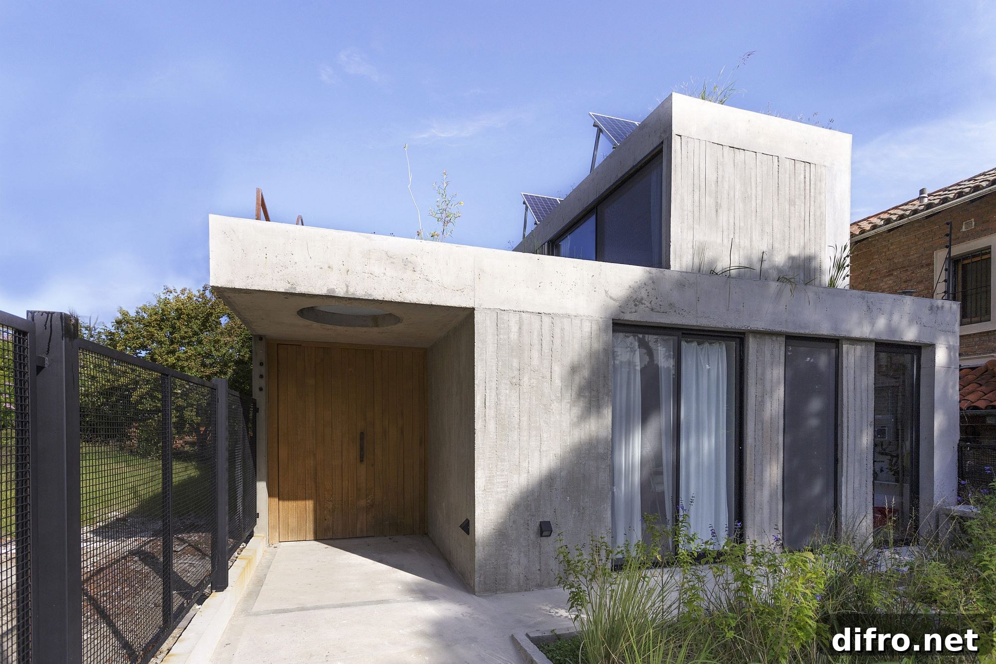 Unassuming modern street façade in concrete