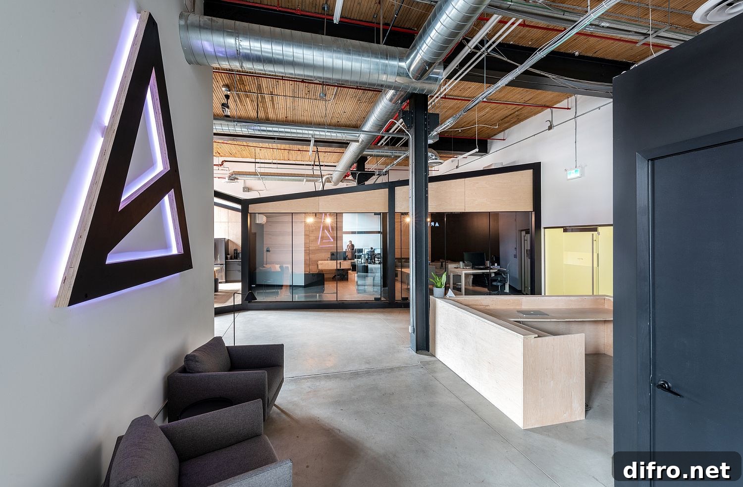 Industrial and modern design coexist in the office