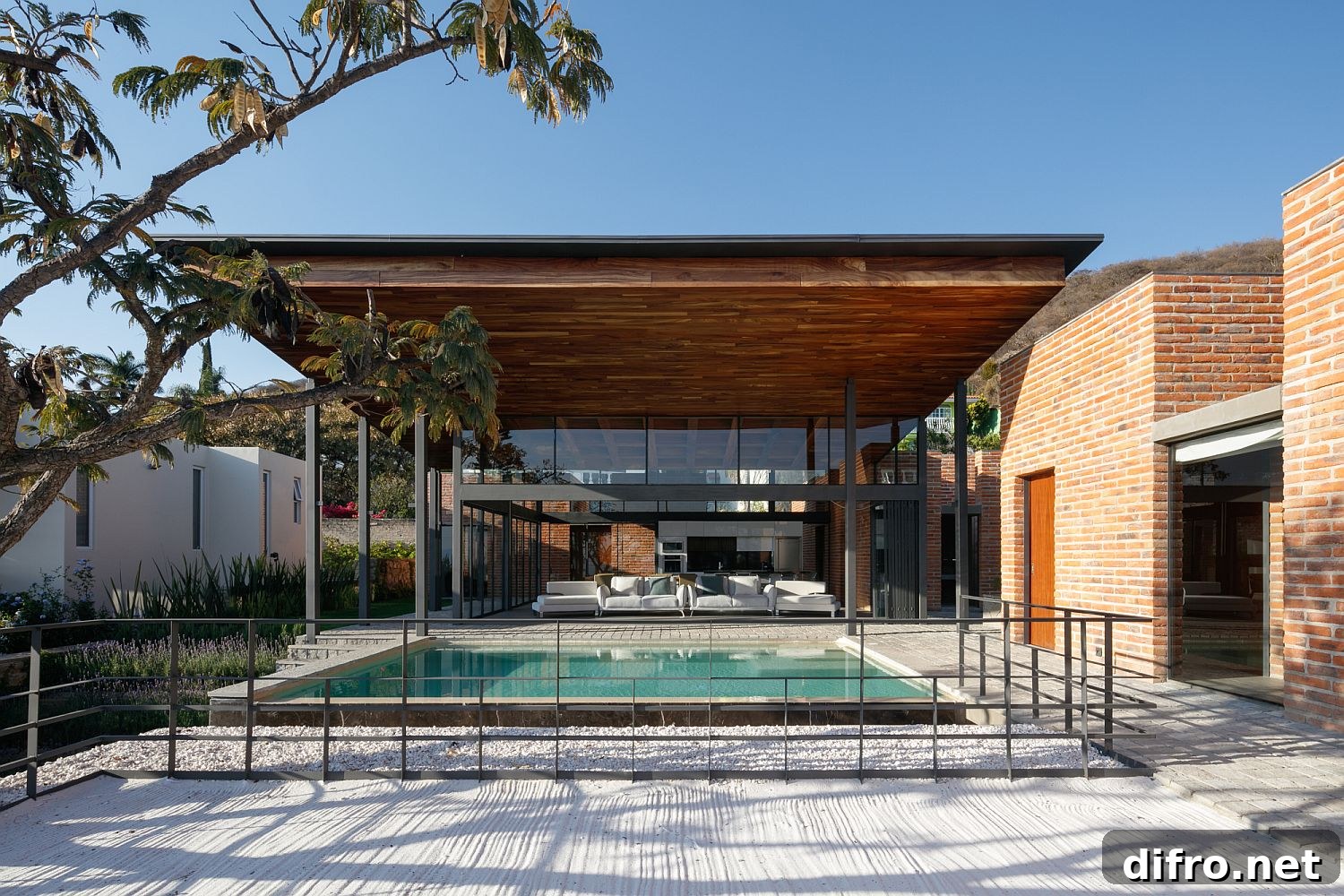 Outdoor pool and deck of Casa Linda Vista
