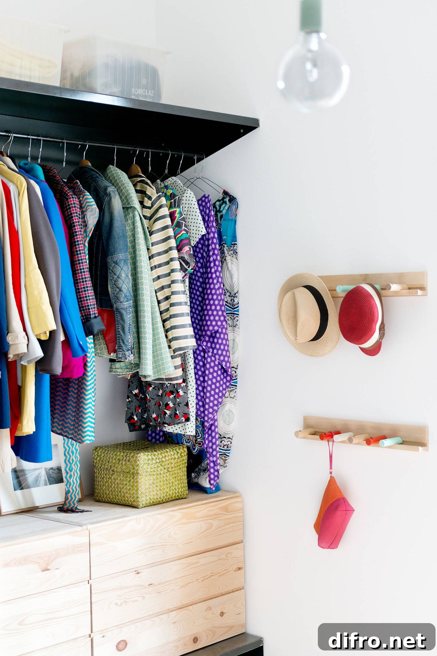 Corner closet with minimalist design