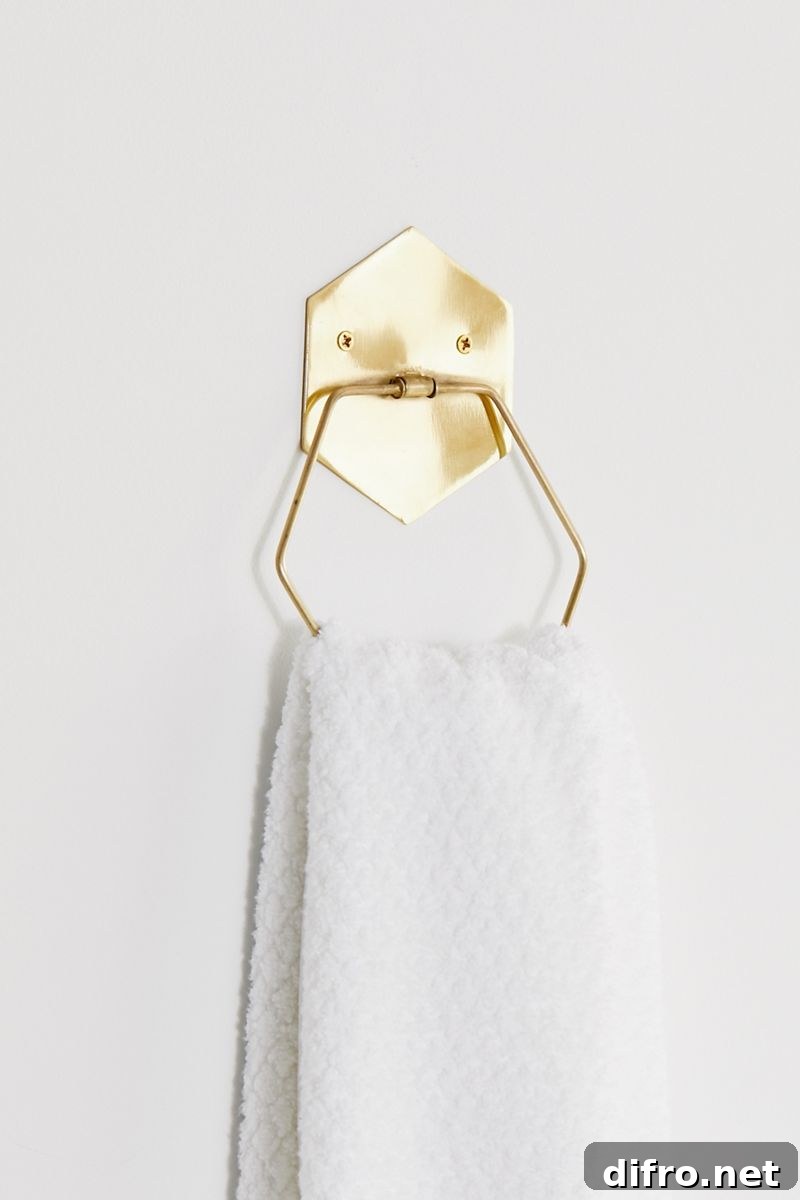 Hexagon towel bar in gold