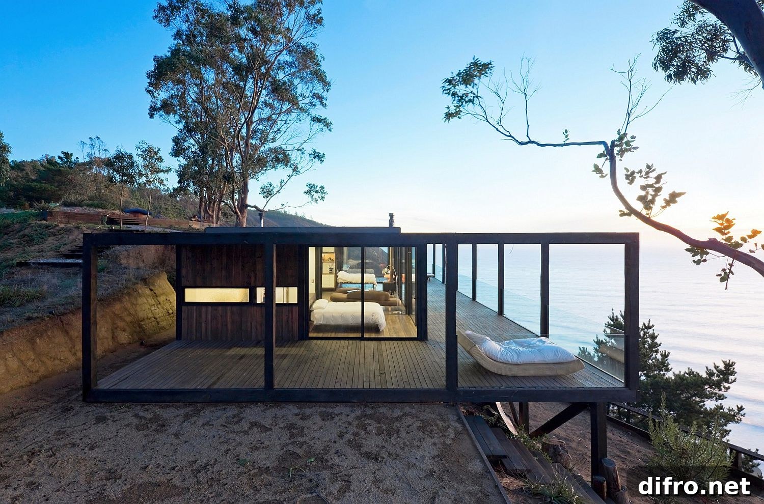 Till House on the cliff with ocean view
