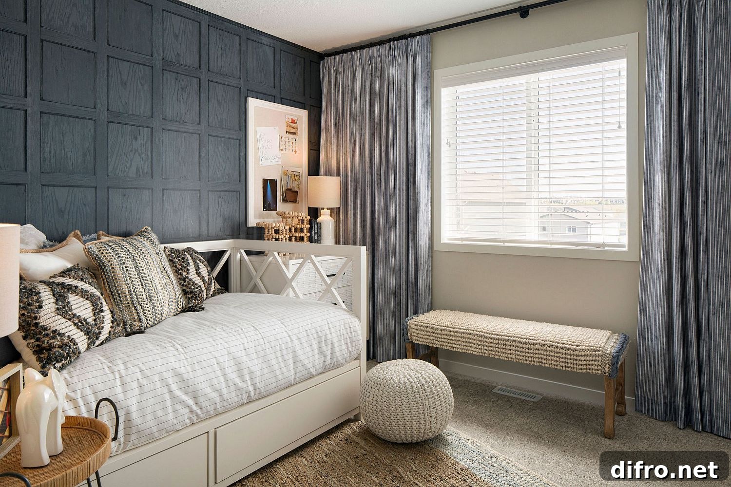 Daybed optimizes space in a small beach-style kids' room