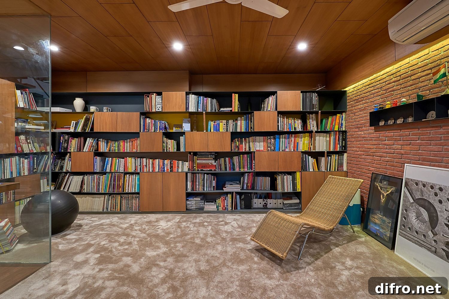 Library in brick, concrete and wood with ample shelf space