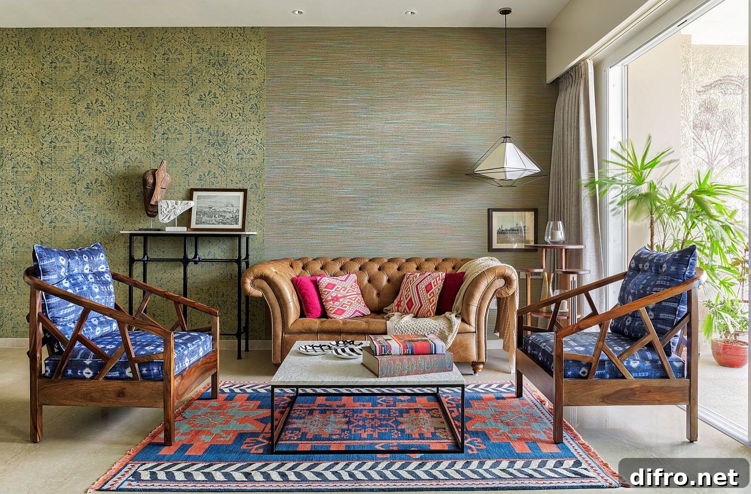 Vivid tropical living room in Mumbai