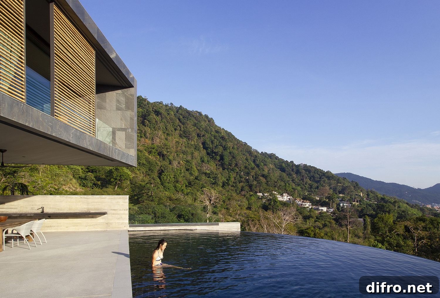 Curved infinity pool overlooking the bay