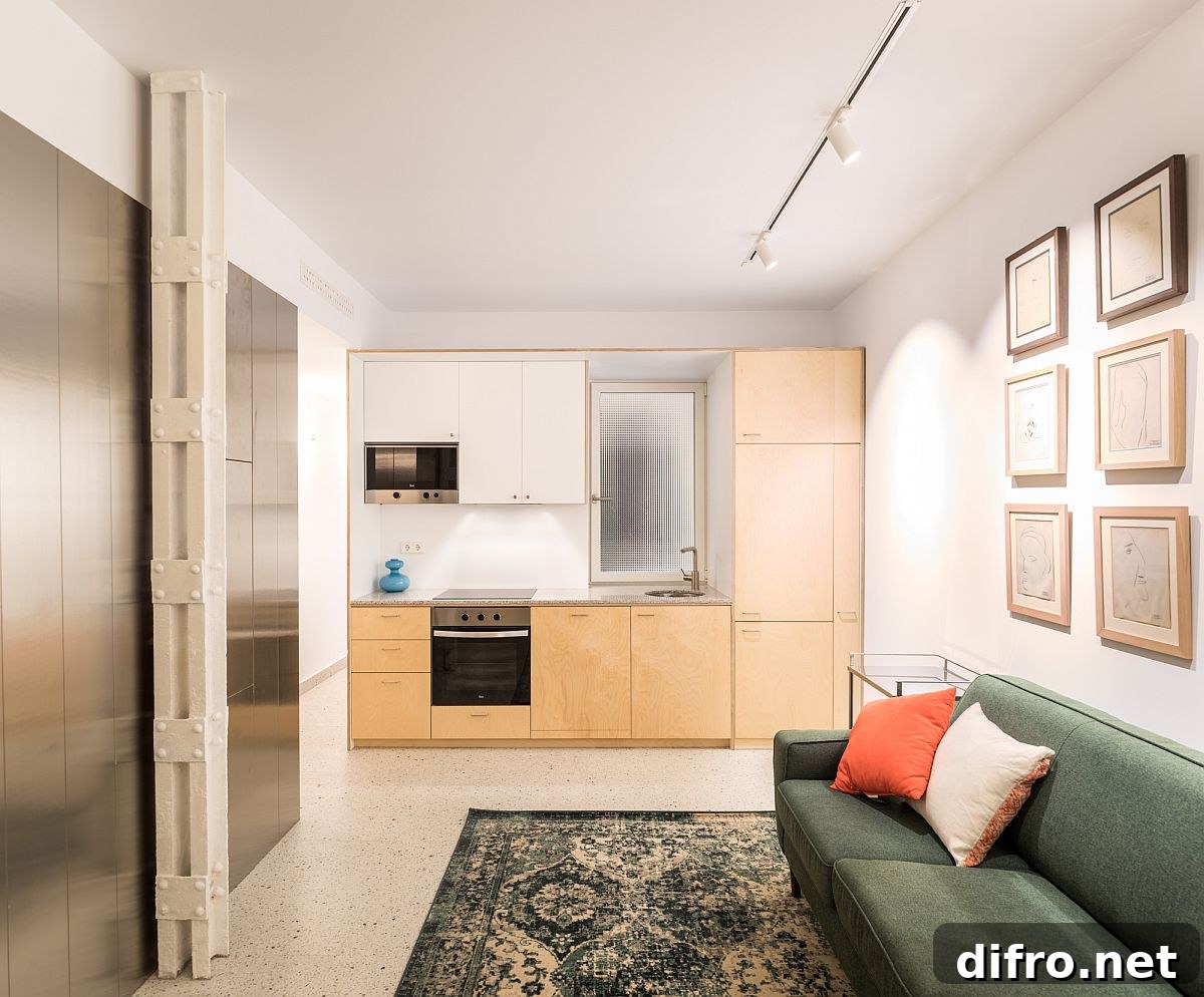 Gallery wall idea for the small minimal apartment in Madrid
