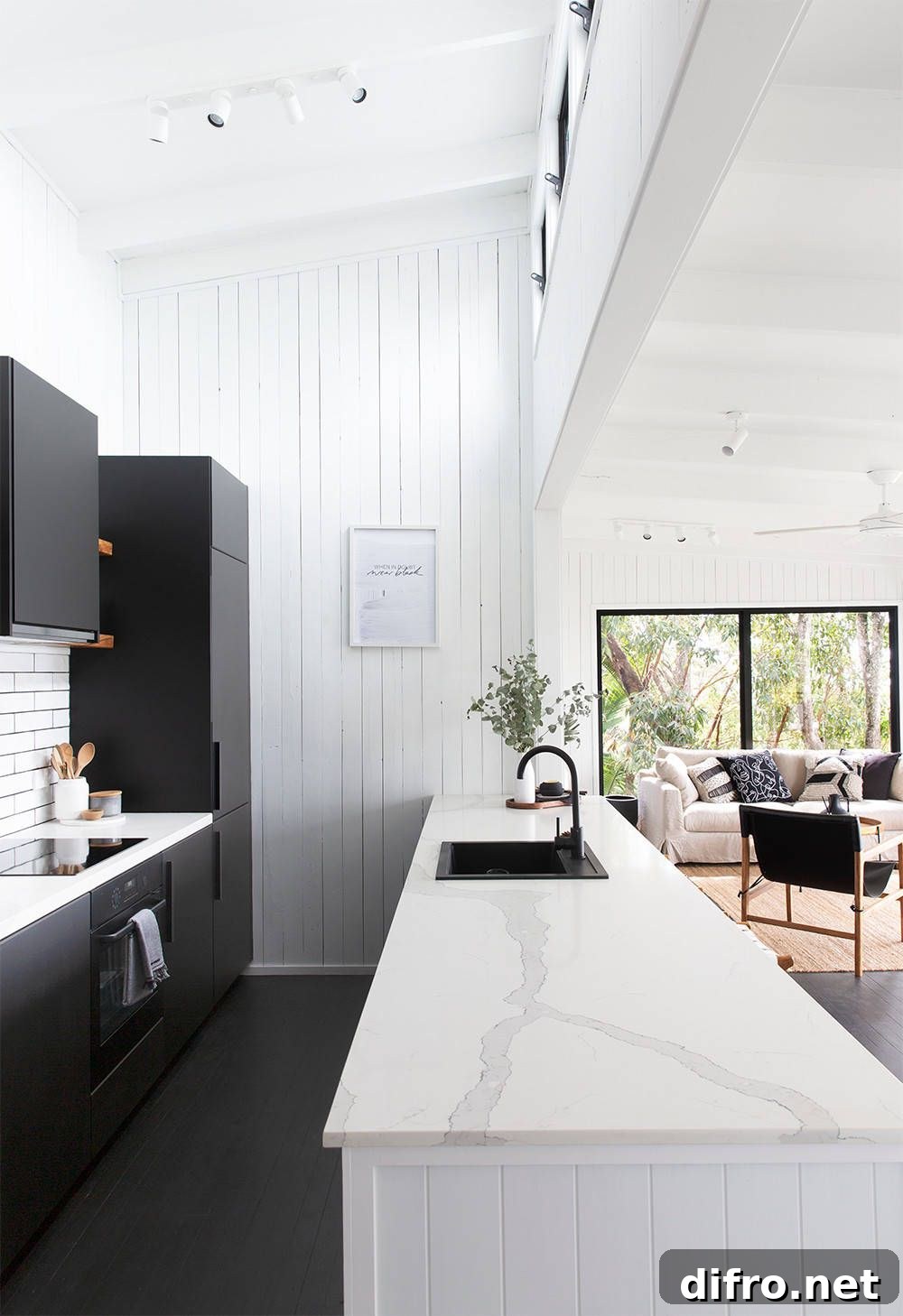 Light-filled beach-style kitchen in black and white