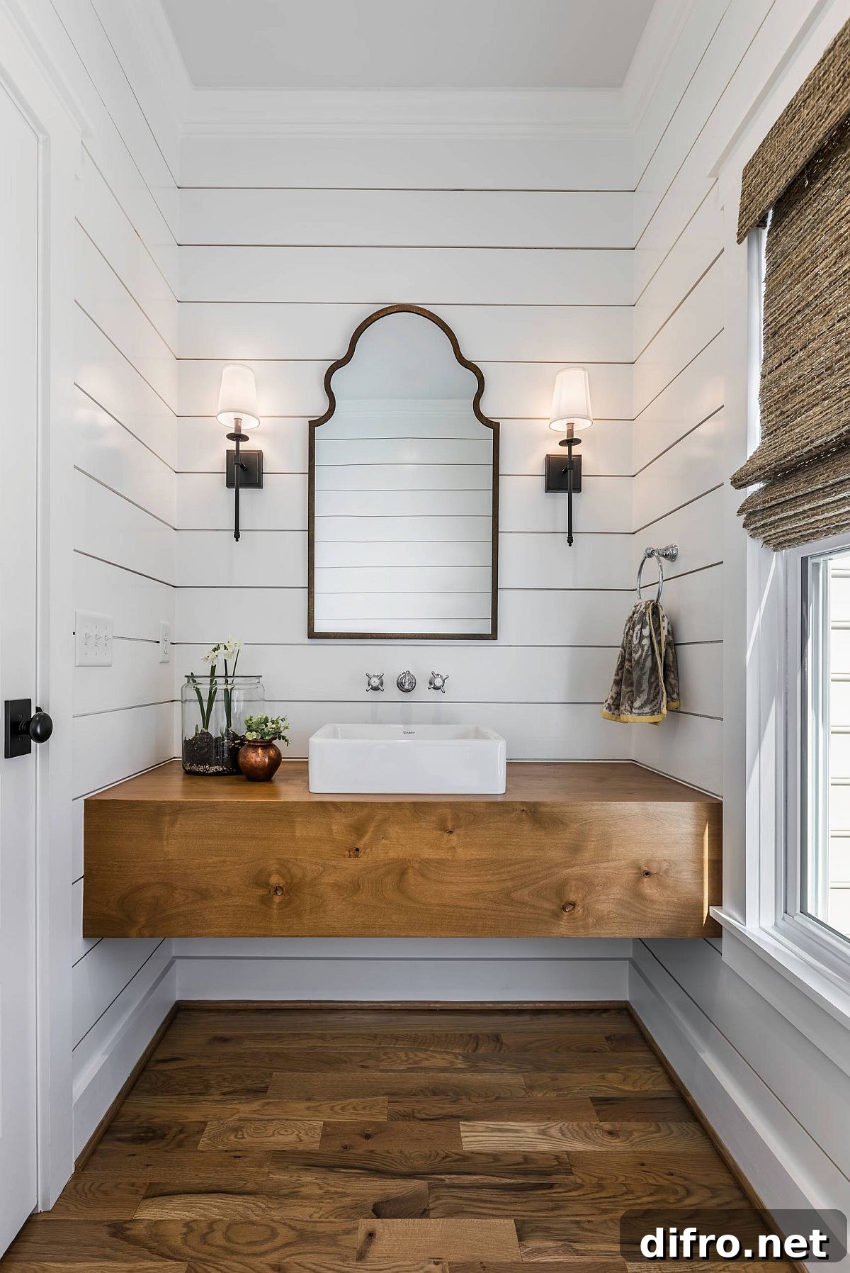 Simple and elegant farmhouse powder room using space smartly