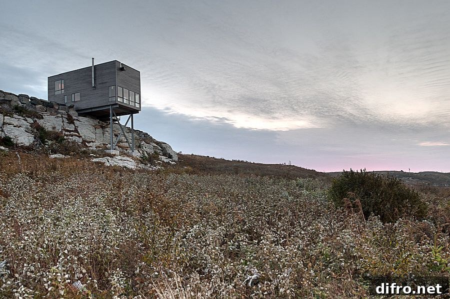 Spectacular cabin on cliff edge by the Atlantic