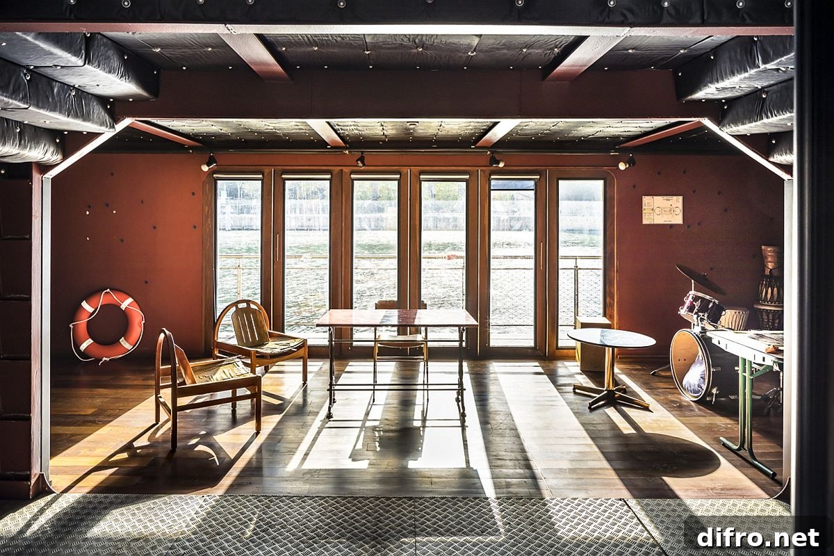 Interior combining metal, wood and glass