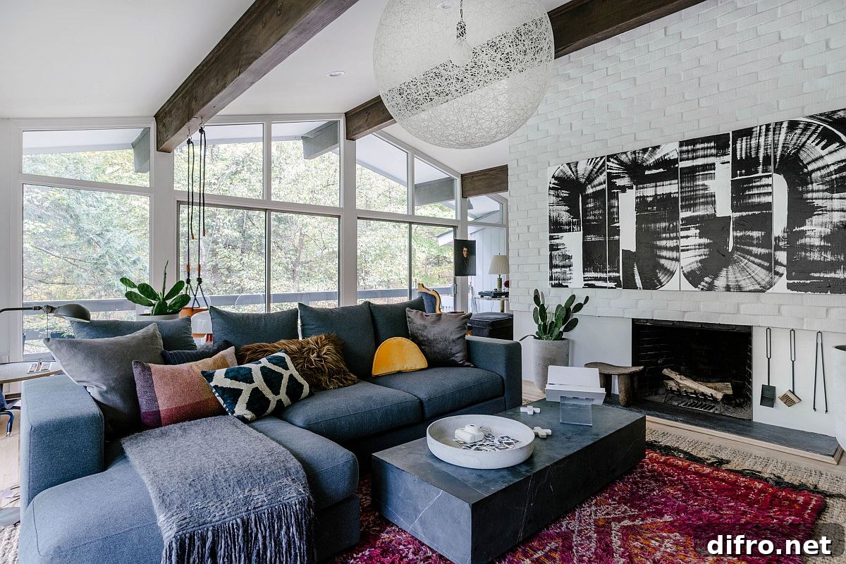 Pendant light in the living room that complements colorful accents